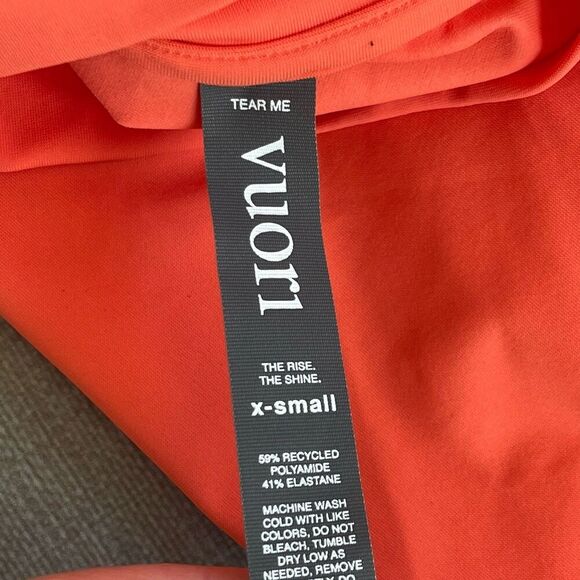 VUORI Dune Crop Swim Top Size XS Grapefruit Orange NEW Long Sleeve Rash Guard - Picture 9 of 10